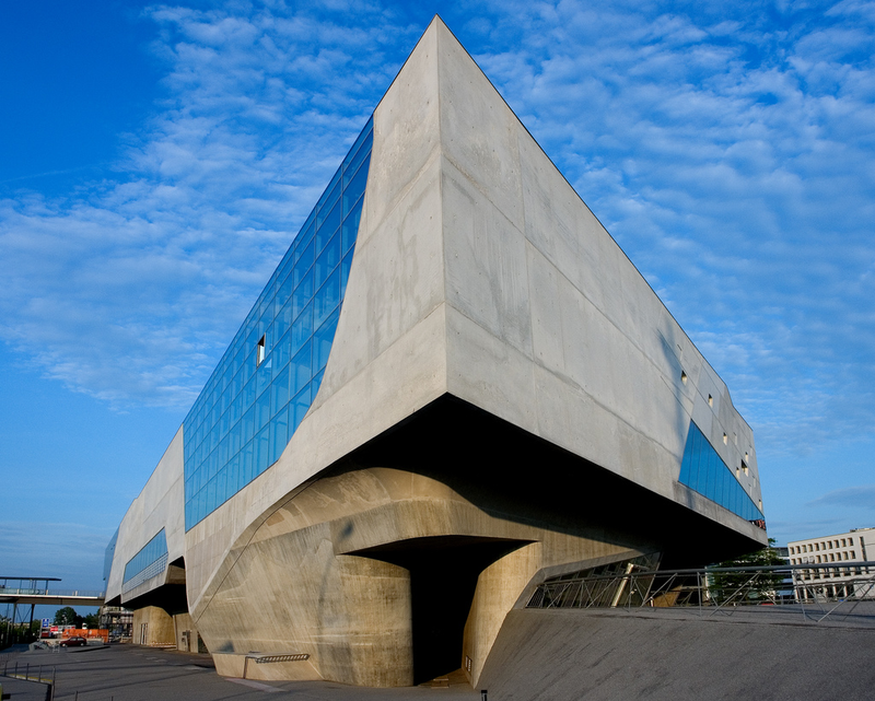 Illustration for article titled Buildings That Look Like Famous Spaceships: A Gallery